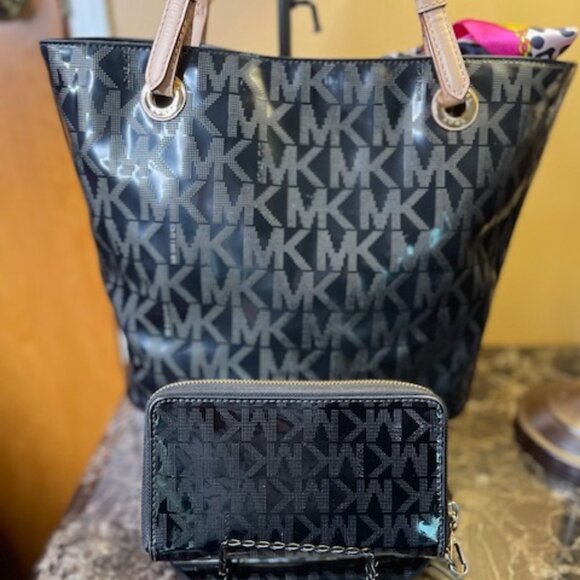 MICHAEL KORS, EUC PATENT LEATHER HANDBAG AND WALLET - Picture 3 of 9